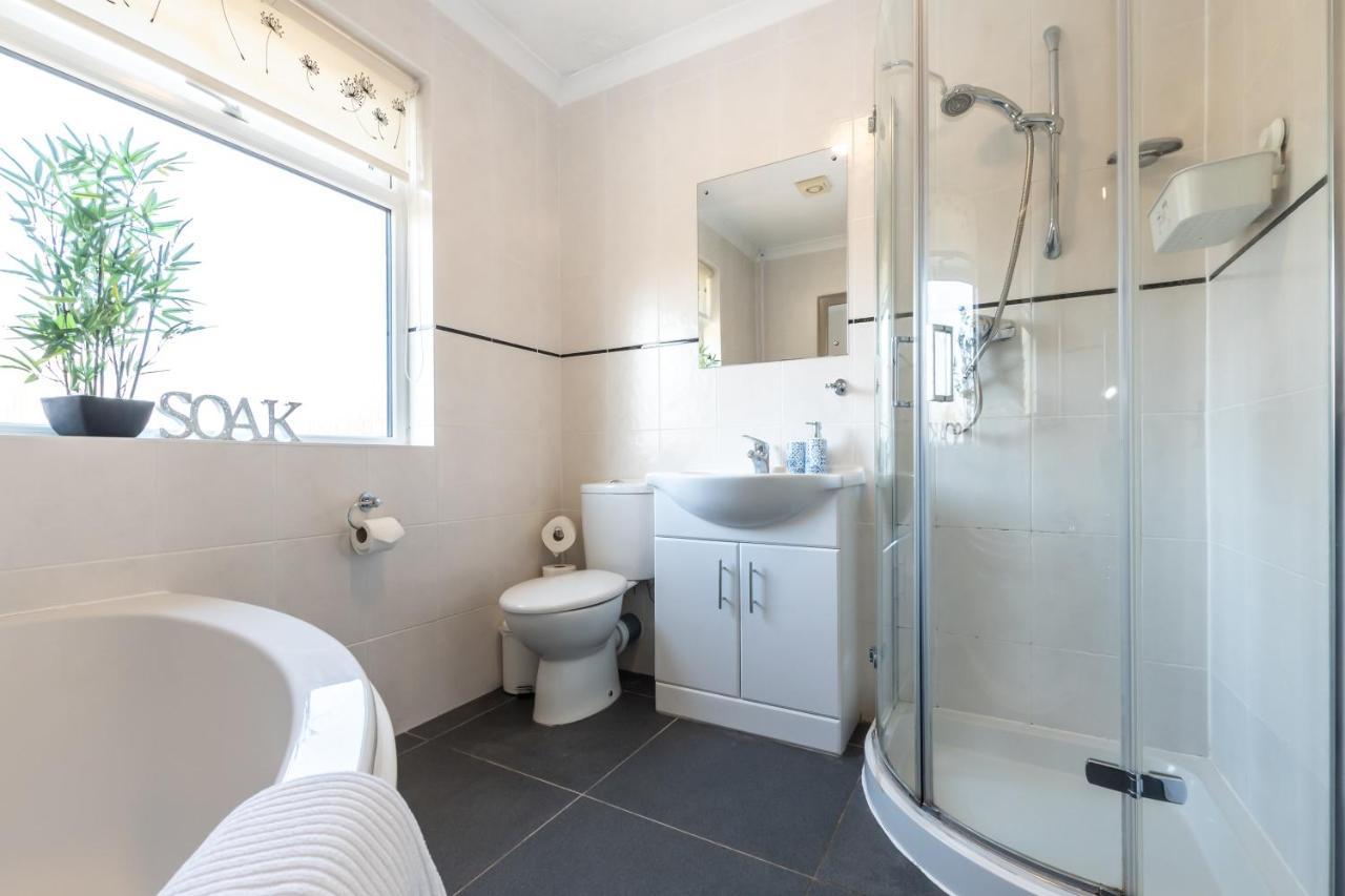 Cheerful 3-Bedroom Douglas House With Patio Southampton Exteriör bild