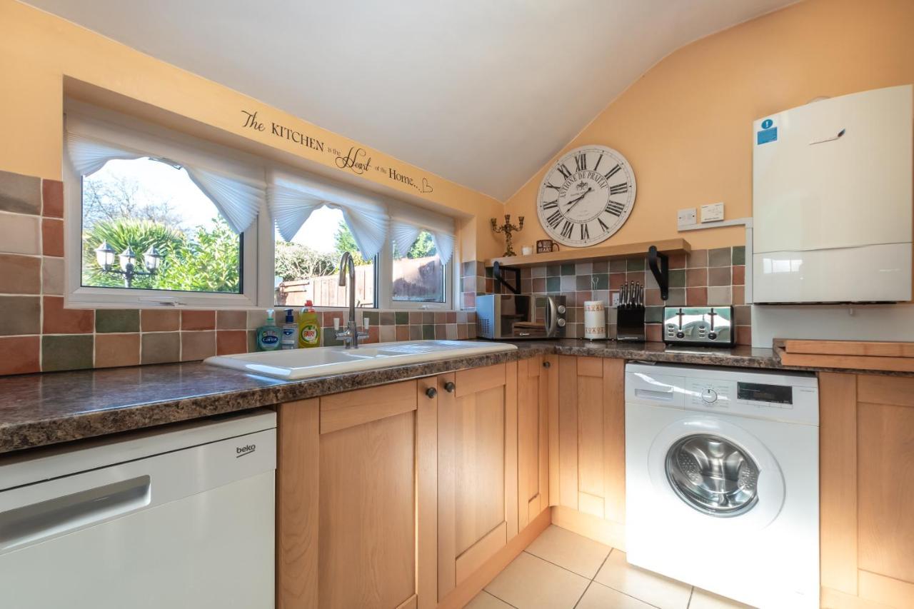 Cheerful 3-Bedroom Douglas House With Patio Southampton Exteriör bild