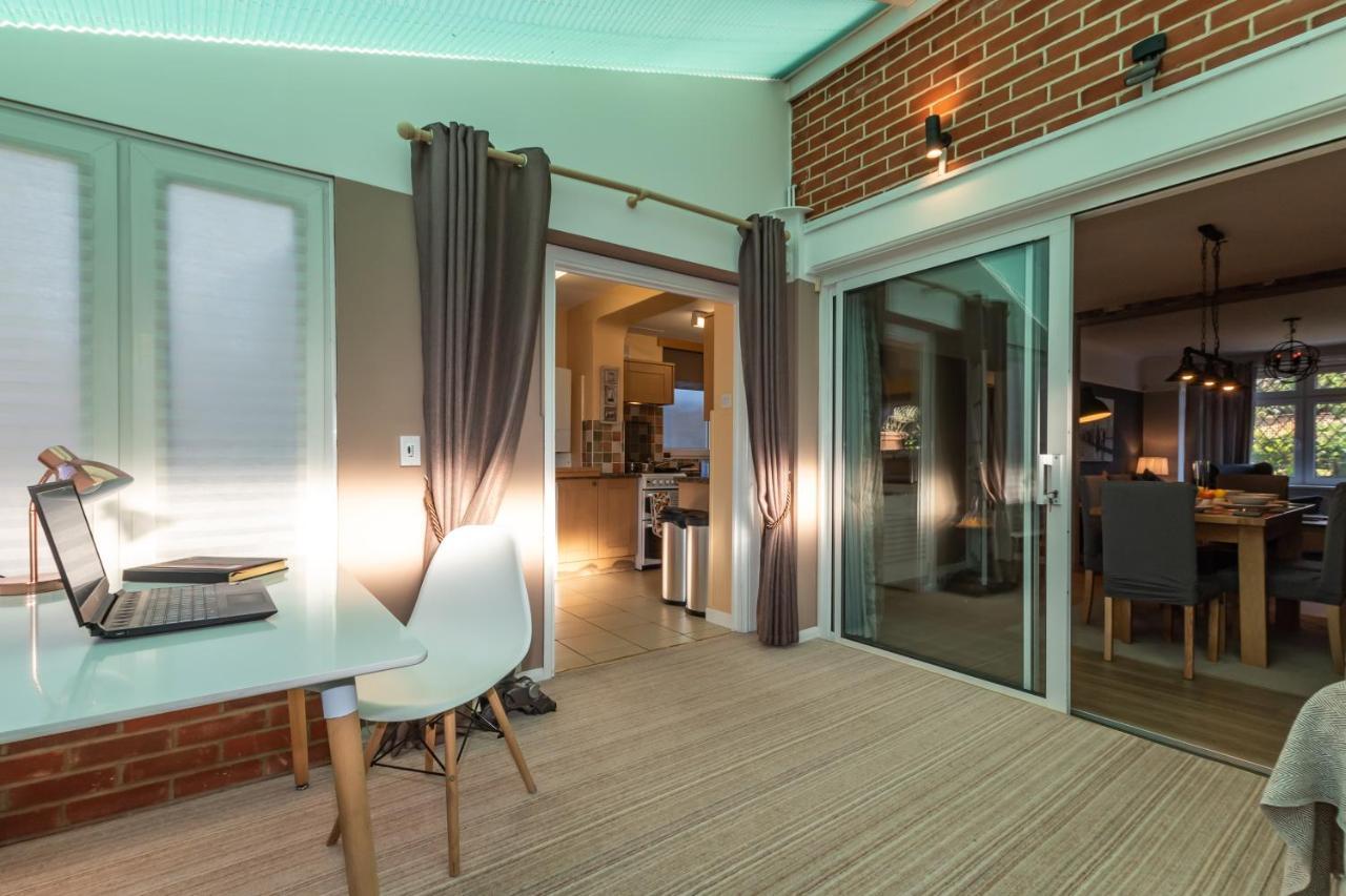 Cheerful 3-Bedroom Douglas House With Patio Southampton Exteriör bild